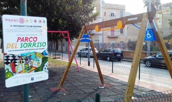 Niscemi: altalena per diversamente abili, primo tassello del "Parco del Sorriso", dal Rotaract 